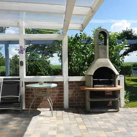 Behagliches Mit Garten Und Terrasse By Interhome Сasa de vacaciones Russow